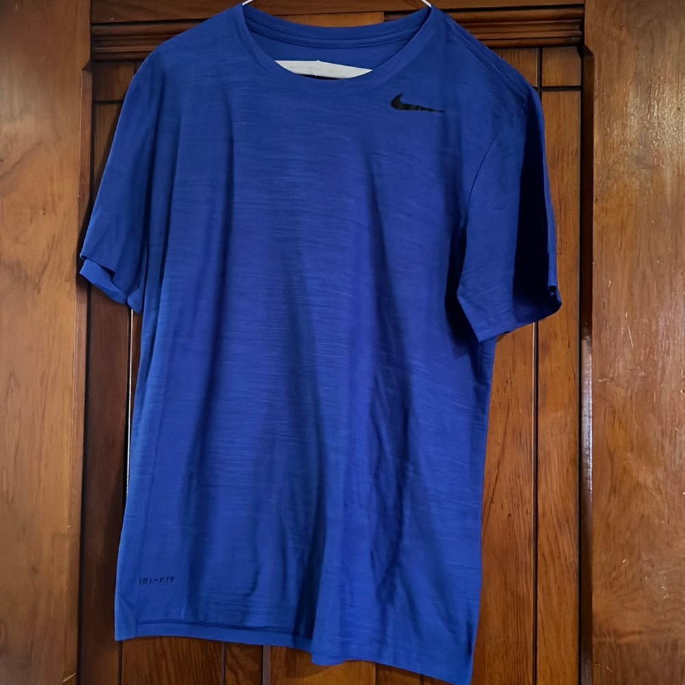 Nike dry fit men’s short sleeve shirt. Preowned.
